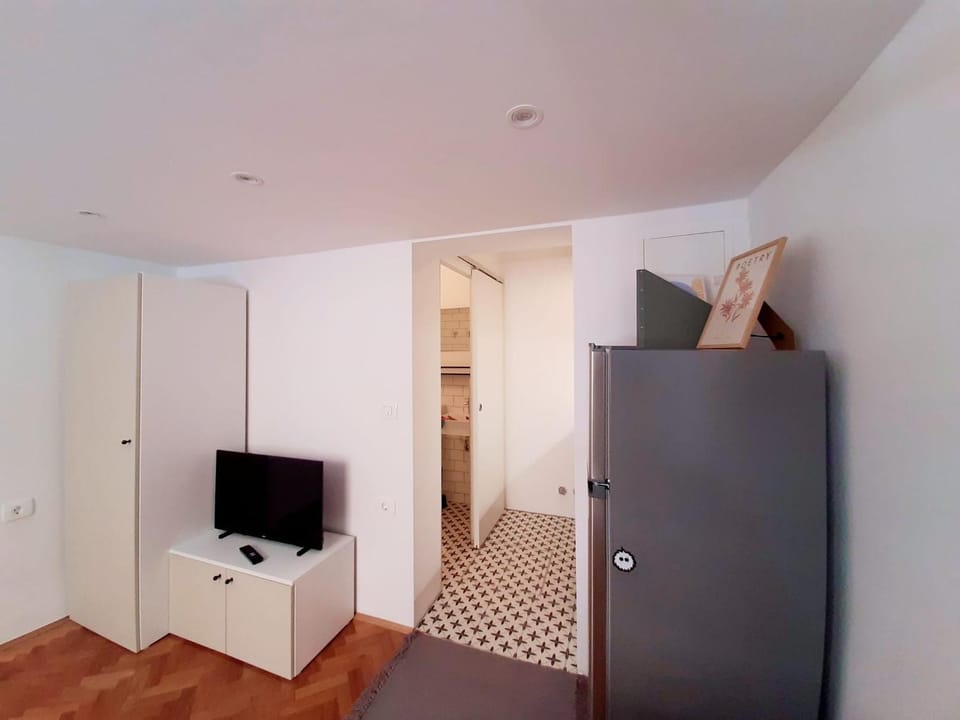 TV and multimedia, Kitchen or kitchenette, wardrobe