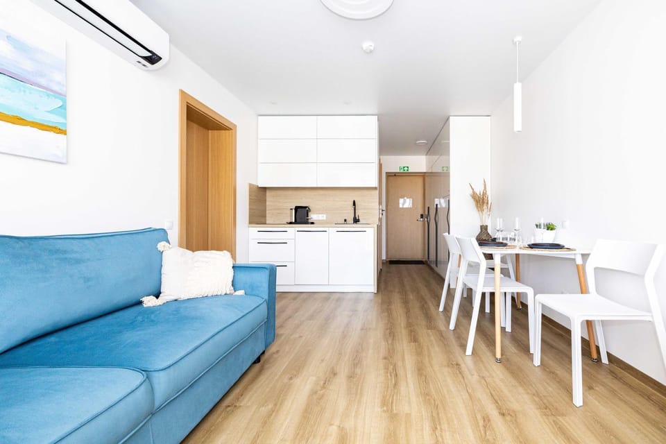 Kitchen or kitchenette, Seating area, Dining area