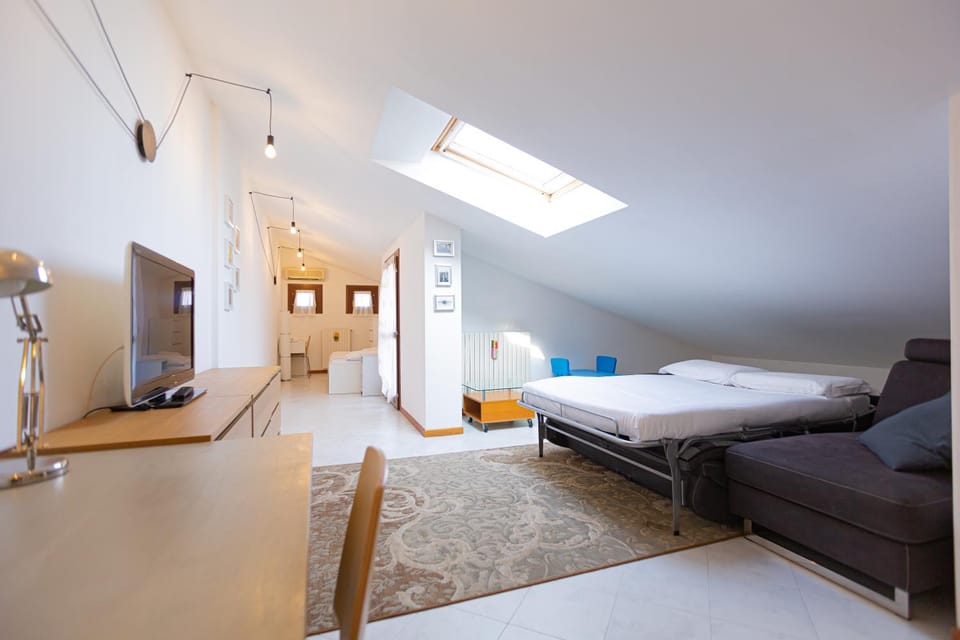 Bed, TV and multimedia, Photo of the whole room, Seating area, Bedroom
