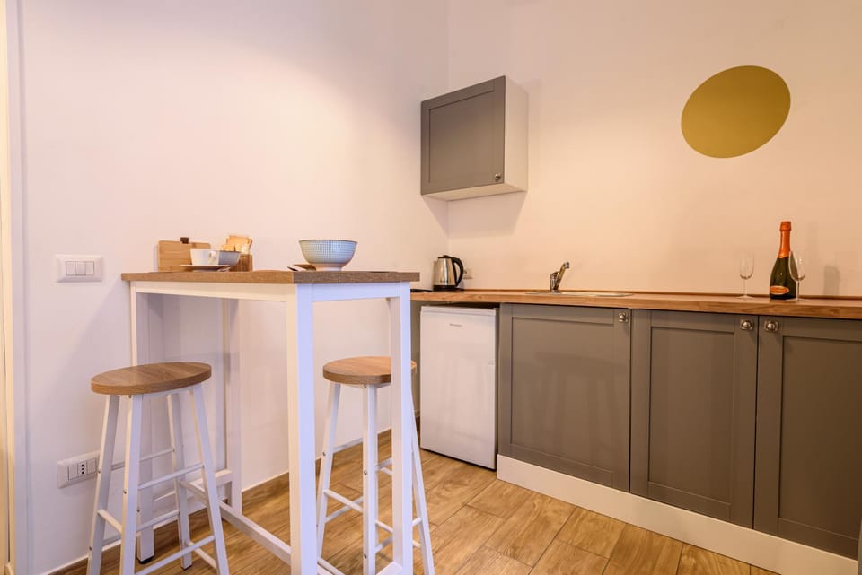 Kitchen or kitchenette, Dining area