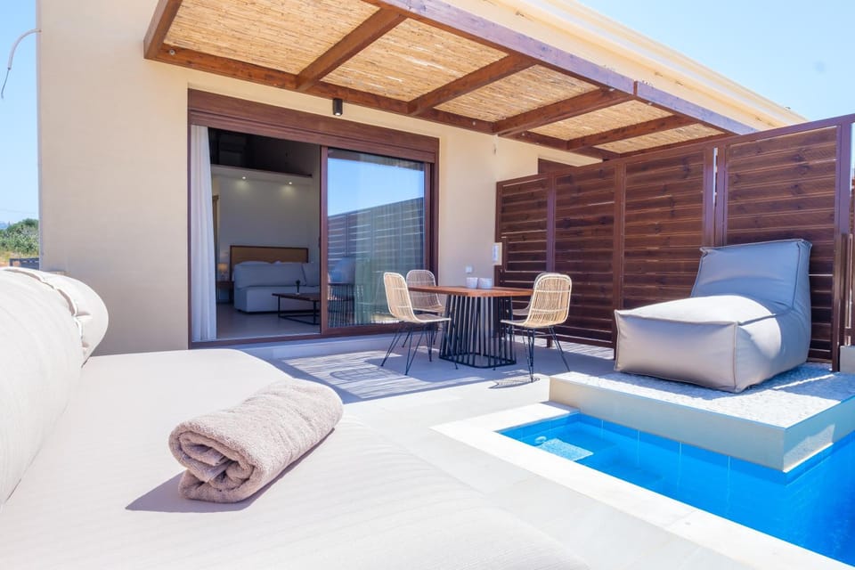 Patio, Balcony/Terrace, Seating area, Swimming pool, sunbed