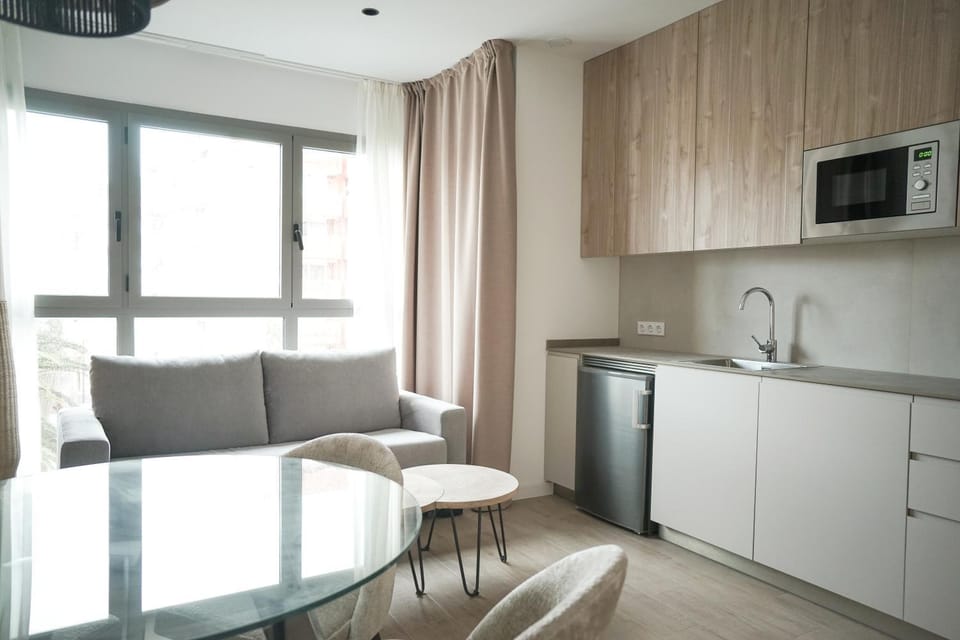 Kitchen or kitchenette, Dining area, minibar