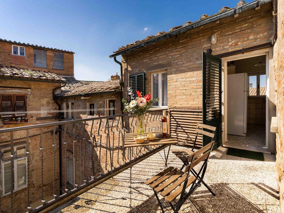 Property building, Balcony/Terrace, Dining area
