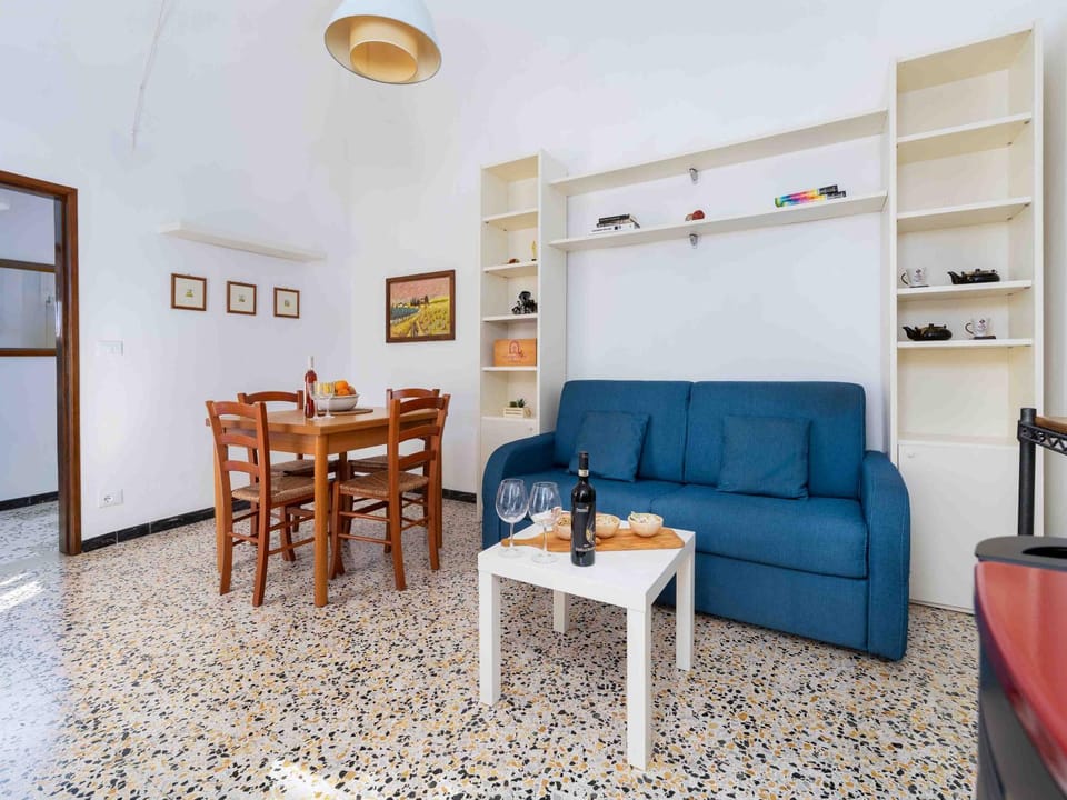 Living room, Seating area, Dining area, heating, internet