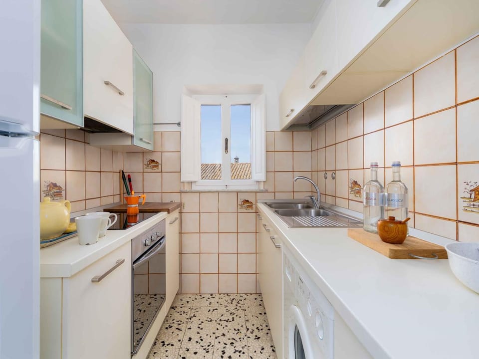 Coffee/tea facilities, oven, washing machine, kitchen