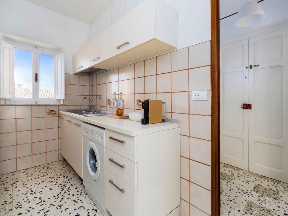 Coffee/tea facilities, washing machine, kitchen
