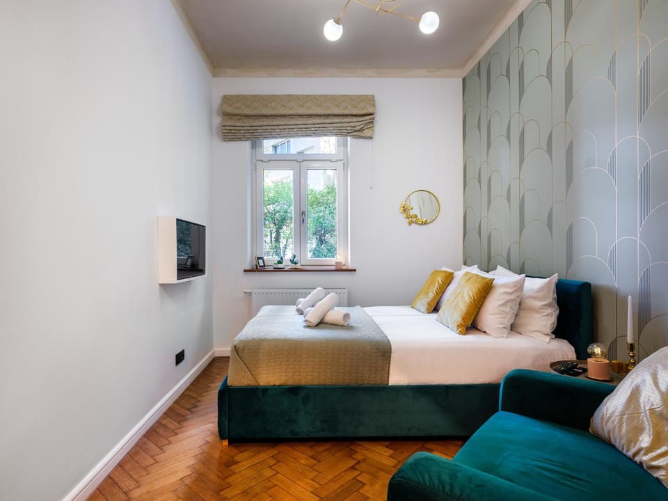 Bed, TV and multimedia, Living room, Photo of the whole room, Seating area, Bedroom, towels