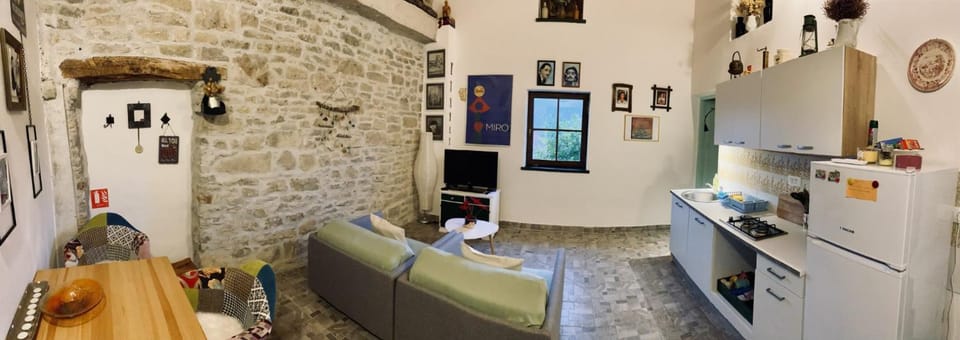 TV and multimedia, Coffee/tea facilities, Kitchen or kitchenette, Living room, Seating area, Dining area