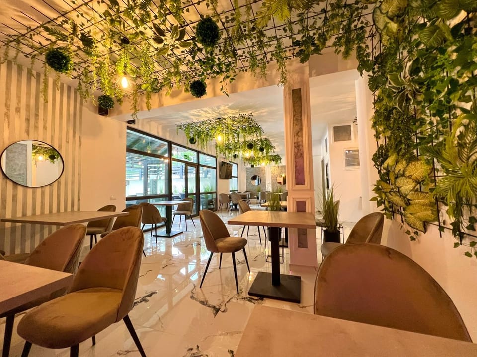 Restaurant/places to eat, Restaurant/places to eat, Communal lounge/ TV room