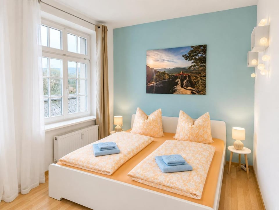 Bed, Bedroom, towels