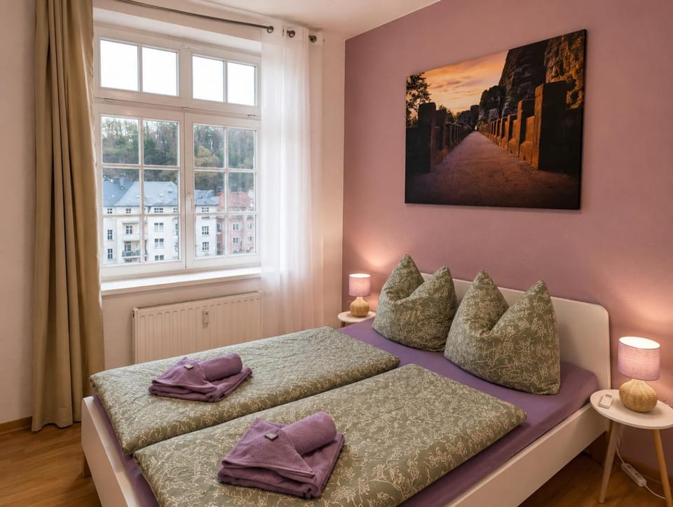 Bed, Bedroom, towels