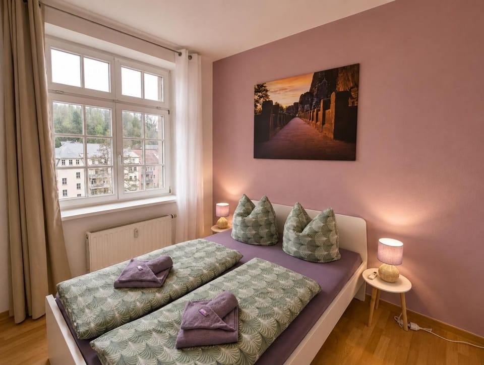 Bed, Bedroom, towels