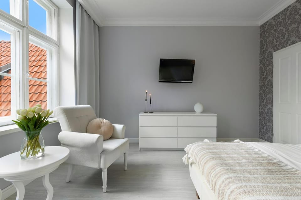 Bed, TV and multimedia, View (from property/room), Living room, Bedroom