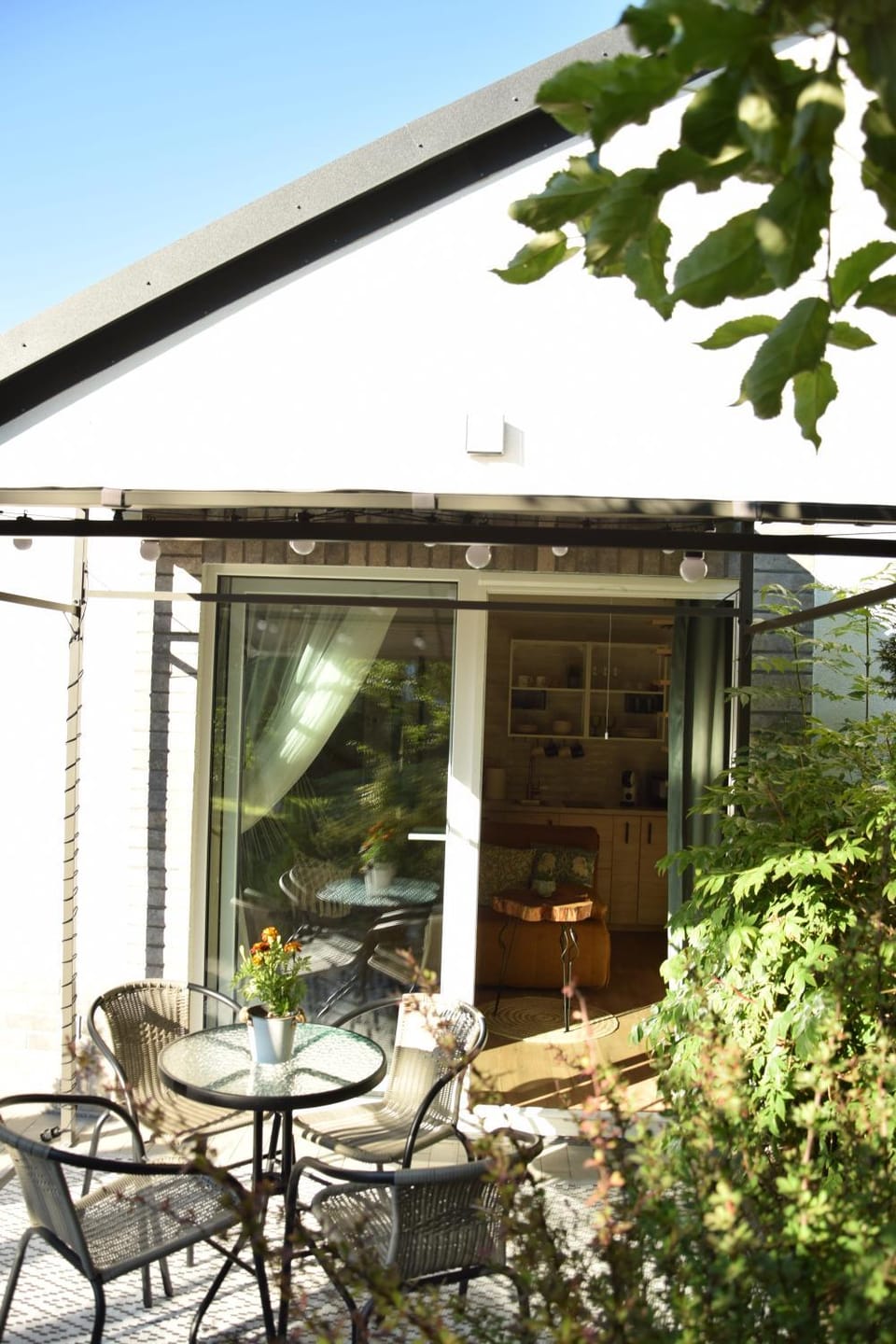 Property building, Patio, Garden, Seating area, Garden view, Quiet street view
