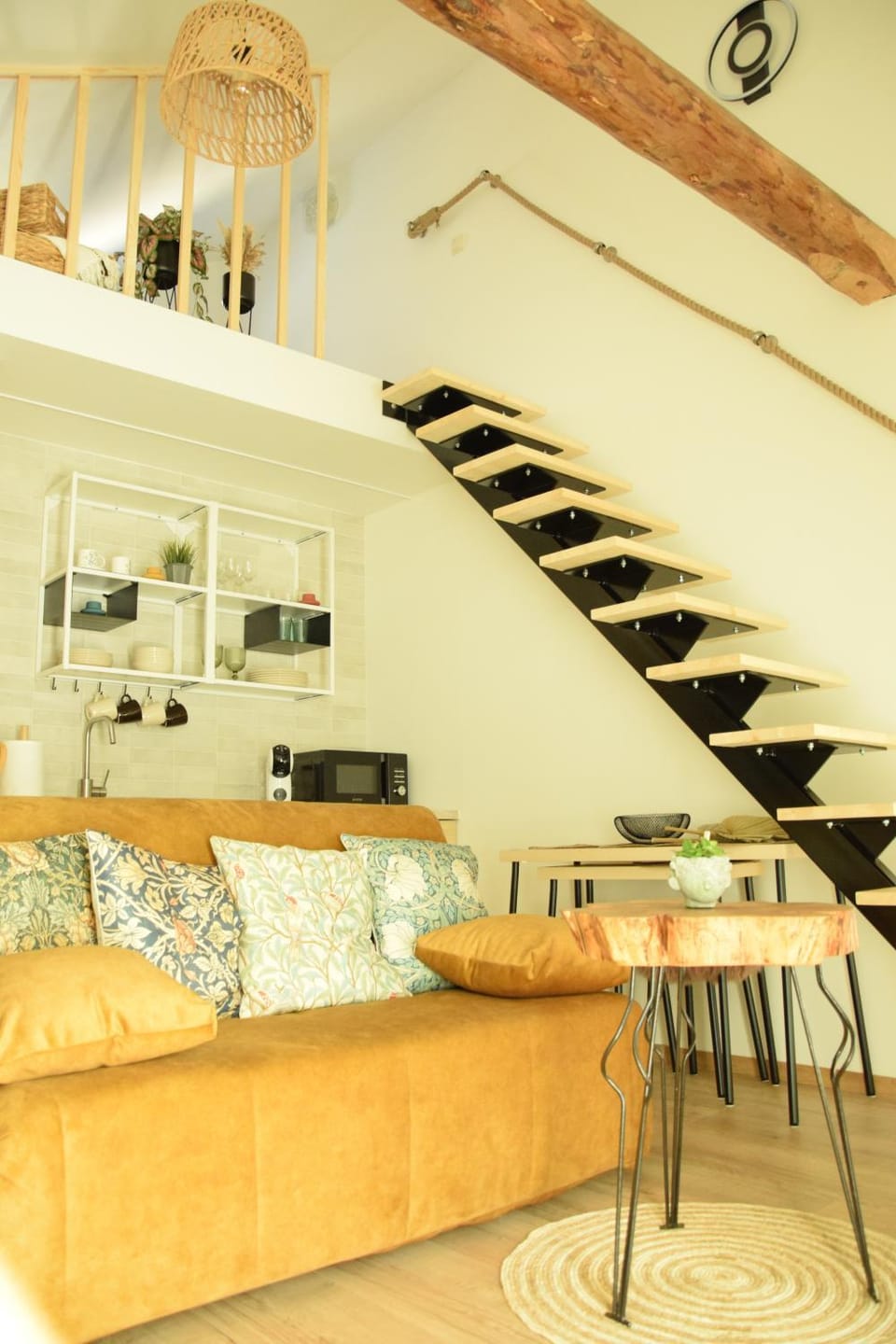 Kitchen or kitchenette, Living room, Seating area, Dining area, internet, microwave
