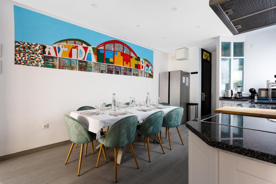 Kitchen or kitchenette, Dining area, minibar, pet friendly