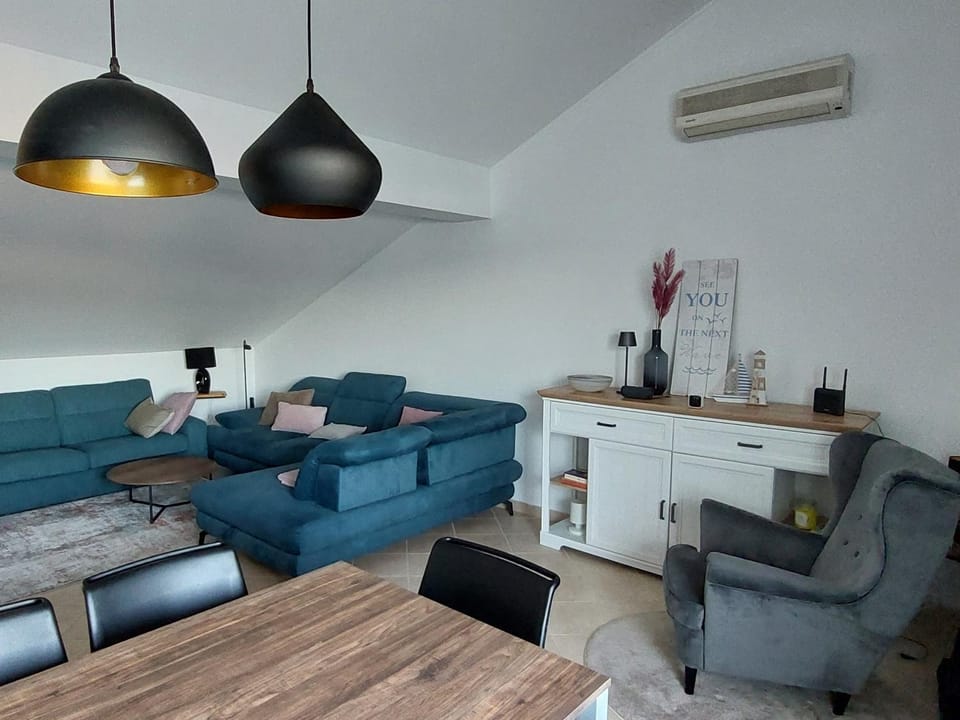 Living room, Seating area, air conditioner