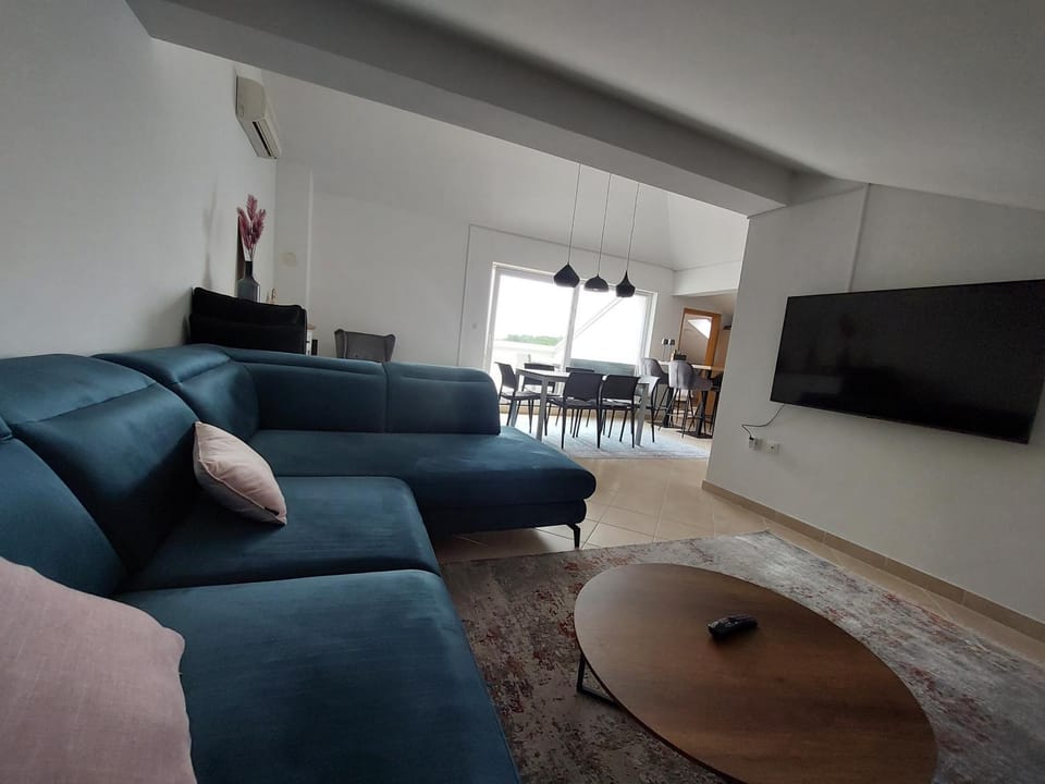 Communal lounge/ TV room, TV and multimedia, Living room, Seating area, Evening entertainment