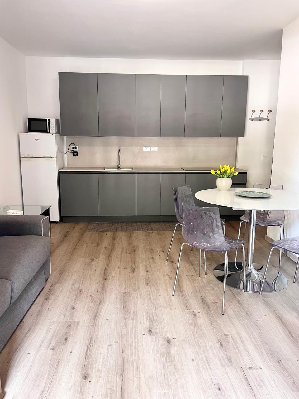 Kitchen or kitchenette, Dining area, stove
