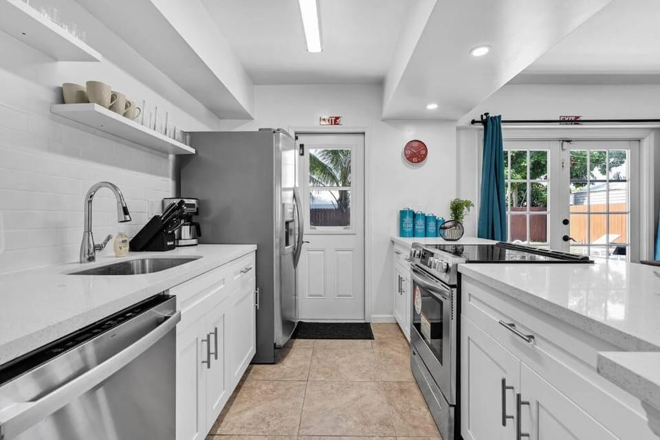 Bright 3 bedrooms Home Private Pool, 18 minutes to the Ocean House in Hollywood