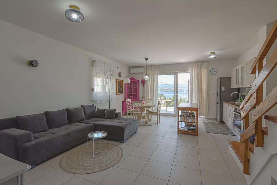 Kitchen or kitchenette, Living room, Seating area, Dining area