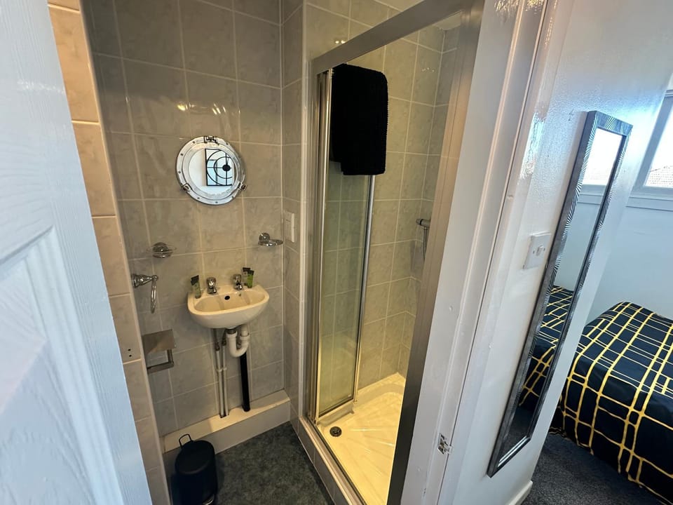 B&B Runway Blackpool - Minutes From Winter Gardens - Dog Friendly - Exceptionally Quiet - Very Close H&A Social Club Bed and Breakfast in Blackpool