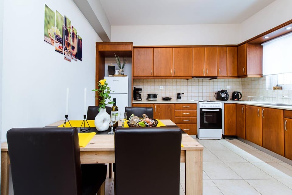 Dining area, oven, toaster