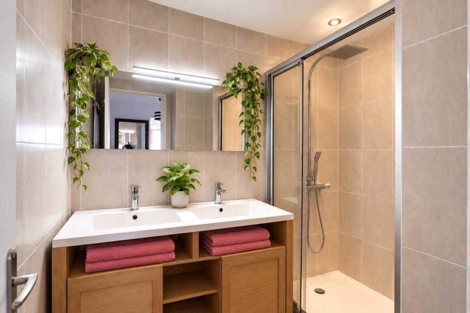 Entre Nice et Cannes, proche mer,gare de Biot et Garage Apartment in Antibes