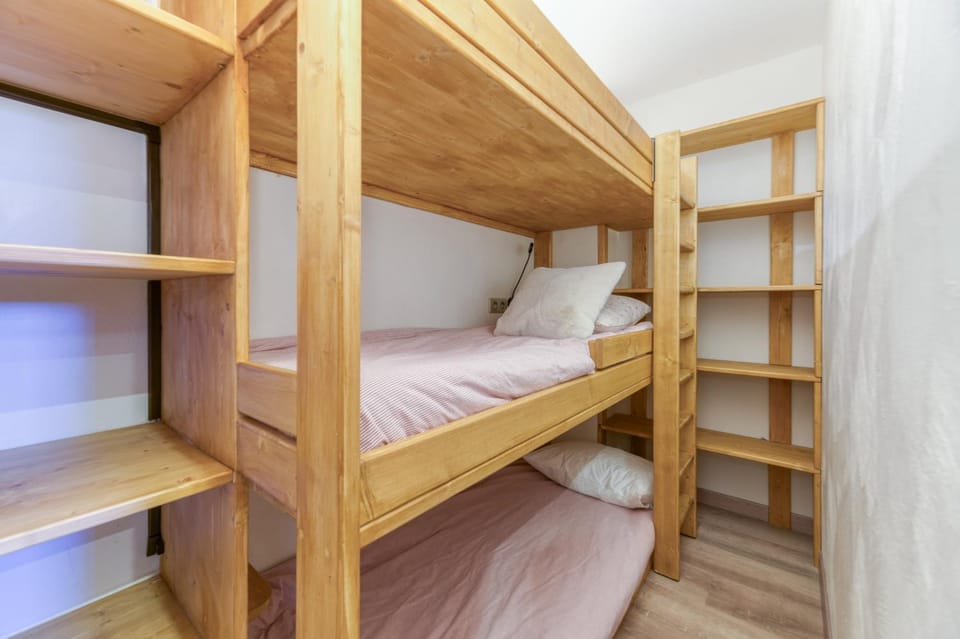 Bedroom, bunk bed