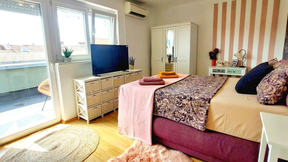 Bed, TV and multimedia, Bedroom