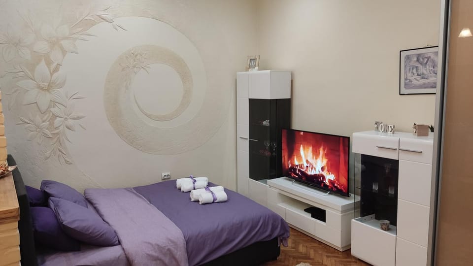 Bed, TV and multimedia, Photo of the whole room, Bedroom, towels