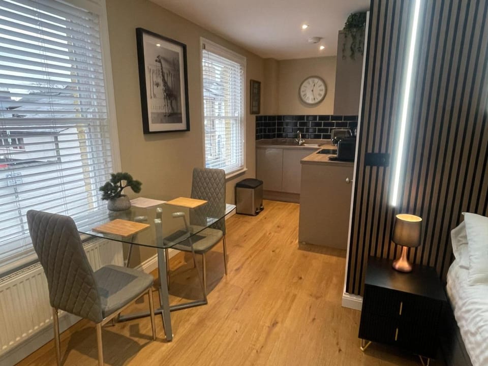 Stylish ensuite Studio in the Heart of Mill Road Apartment in Cambridge