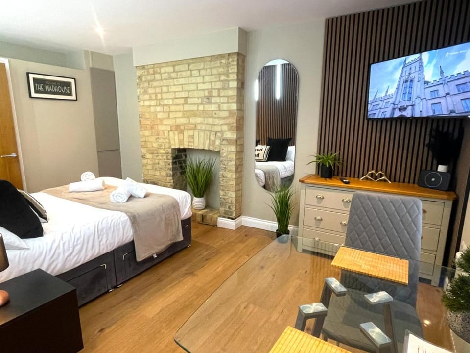 Stylish ensuite Studio in the Heart of Mill Road Apartment in Cambridge