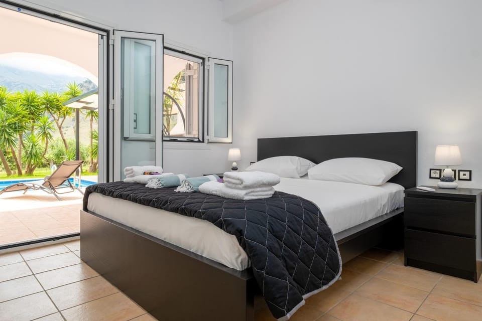 Bed, Photo of the whole room, Bedroom, towels