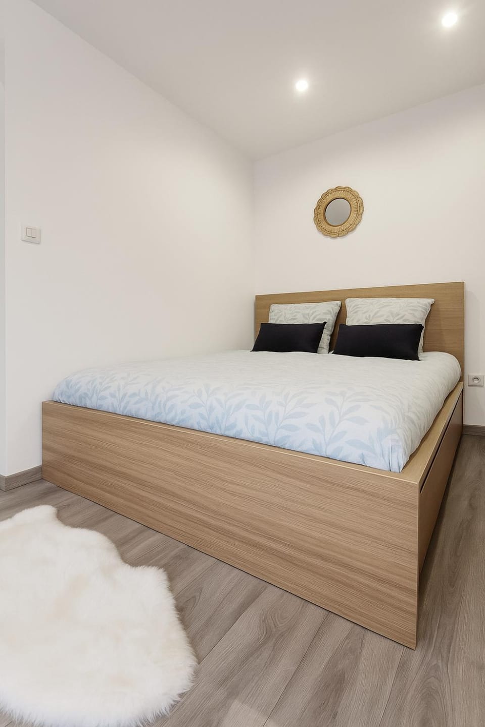 Bed, Photo of the whole room, Bedroom