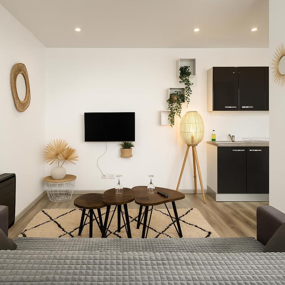 Communal lounge/ TV room, TV and multimedia, Living room, Seating area, Dining area