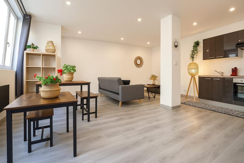 Kitchen or kitchenette, Living room, Seating area, Dining area