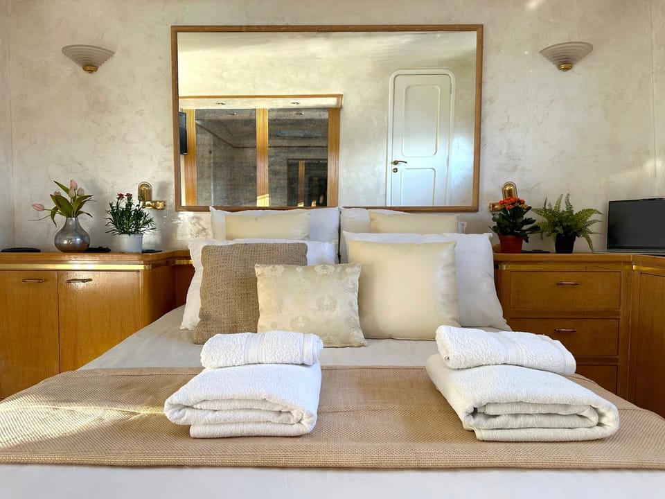 Bed, Photo of the whole room, Bedroom, Sea view, towels