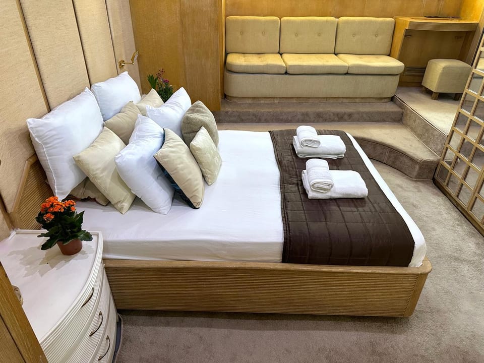 Bed, Photo of the whole room, Bedroom, Sea view, towels, wardrobe
