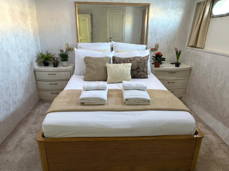 Bed, Photo of the whole room, Bedroom, Sea view, towels
