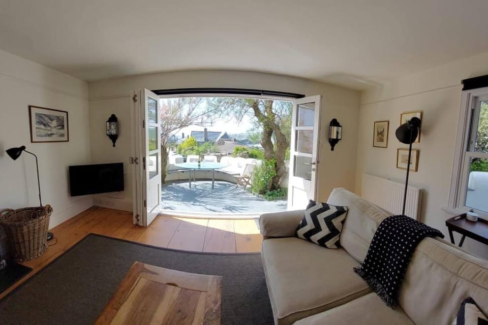 Bantham House Bantham Beach South Devon, sleeps 10 House in England