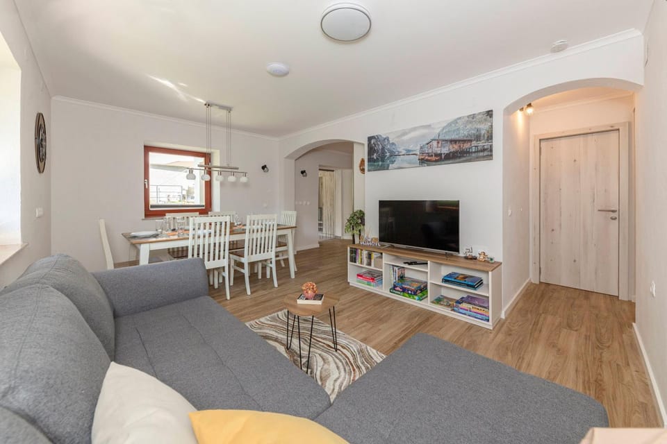 TV and multimedia, Living room, Seating area, Dining area