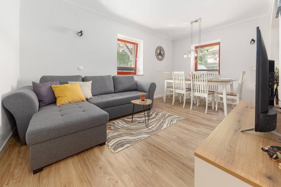TV and multimedia, Living room, Seating area, Dining area