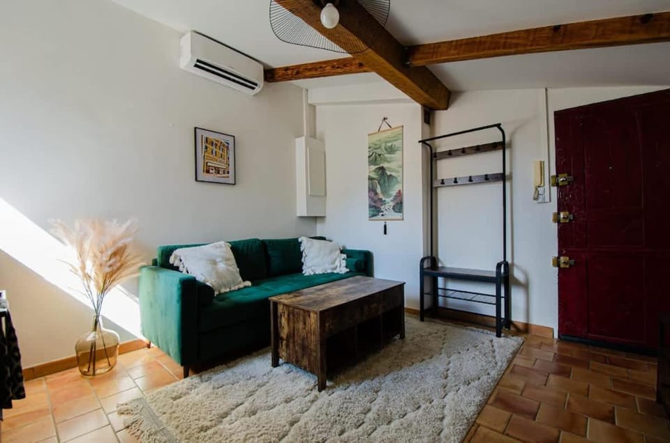 TV and multimedia, Living room, Seating area, air conditioner