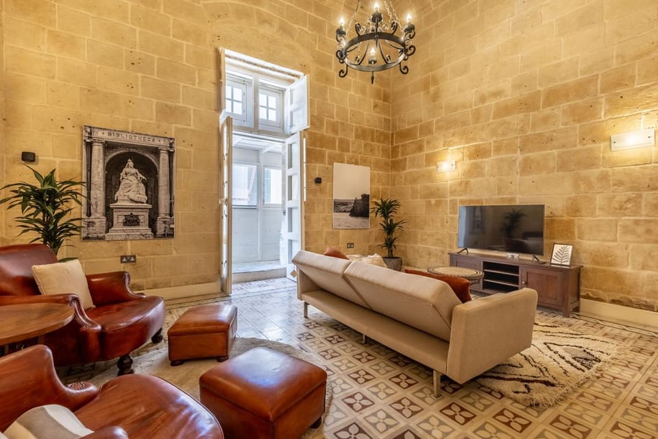 Communal lounge/ TV room, TV and multimedia, Living room, Seating area, Evening entertainment