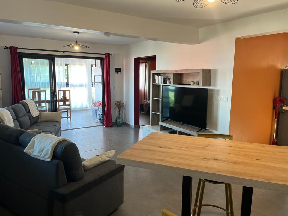 Communal lounge/ TV room, TV and multimedia, Living room, Dining area