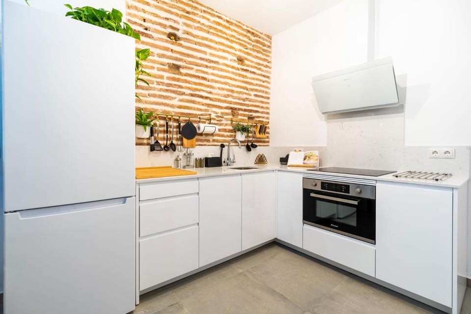 Coffee/tea facilities, Kitchen or kitchenette, dishwasher, oven, stove, toaster