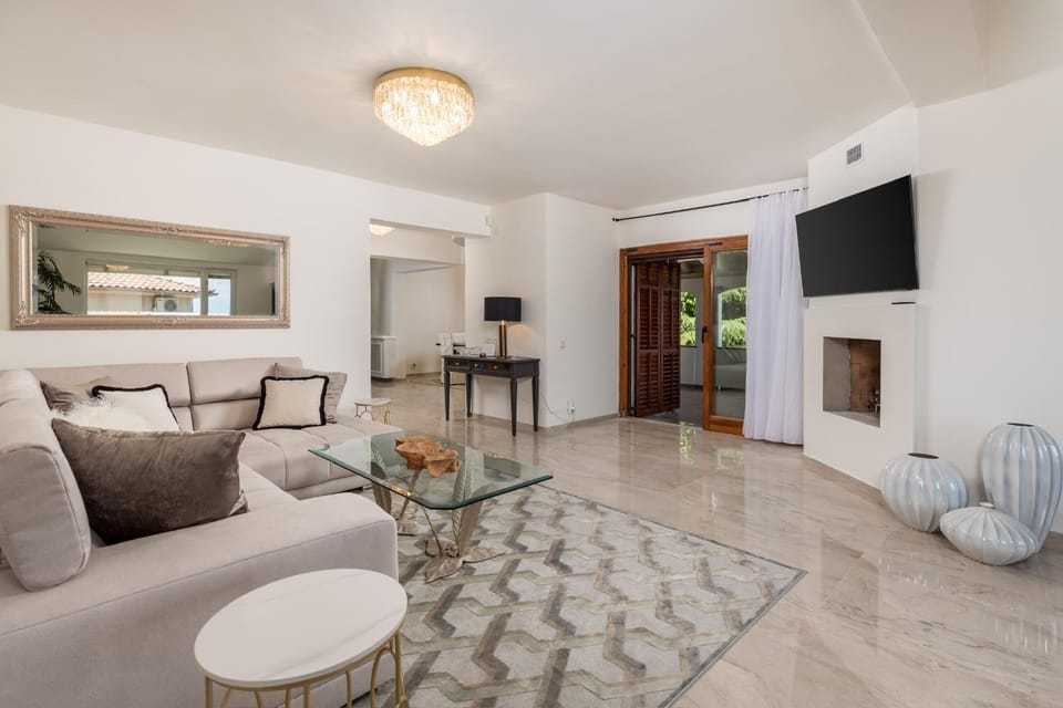 Communal lounge/ TV room, TV and multimedia, Living room, Seating area
