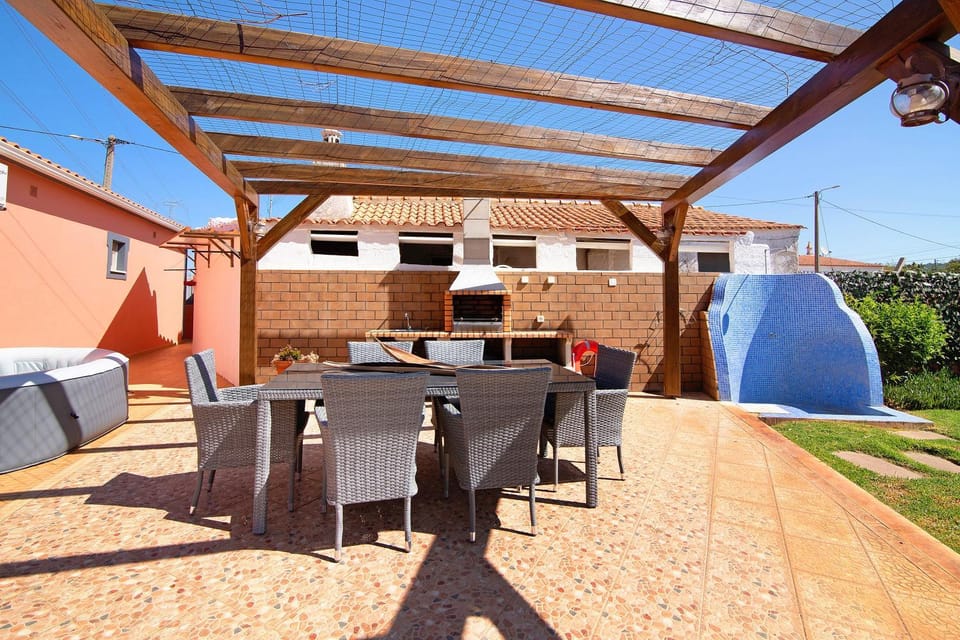 Property building, Balcony/Terrace, Living room