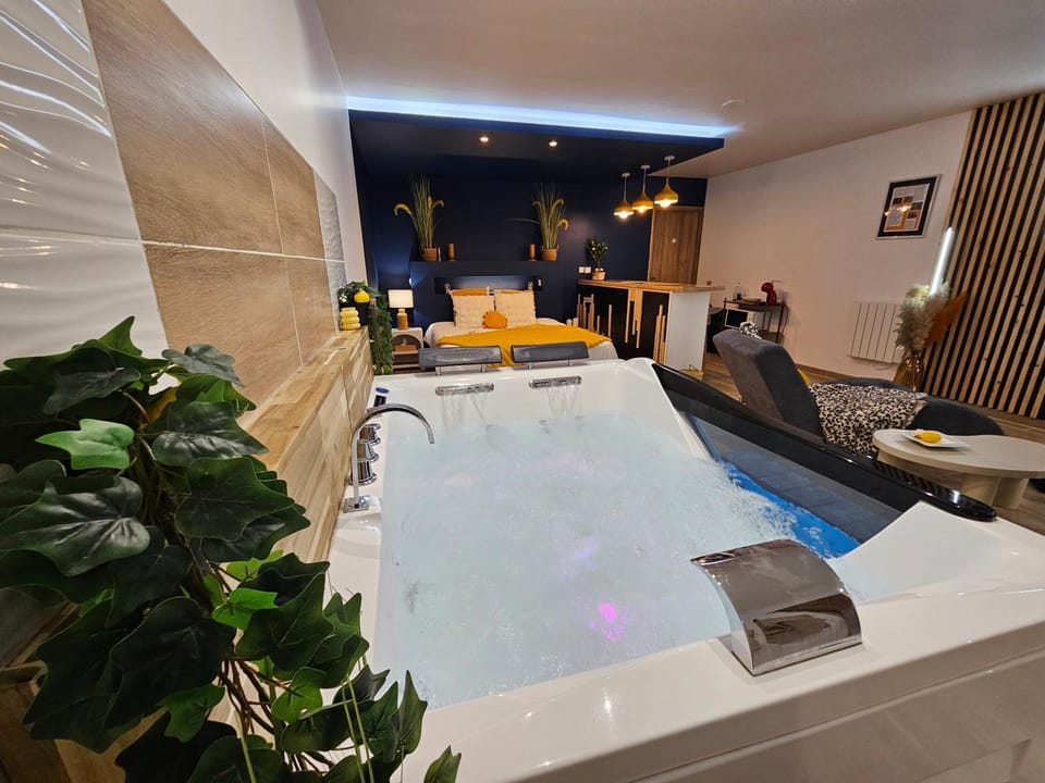 Hot Tub, Living room, Seating area